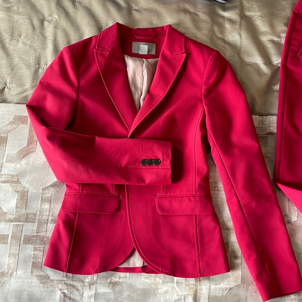 HM Suit size 4 fits like a 2